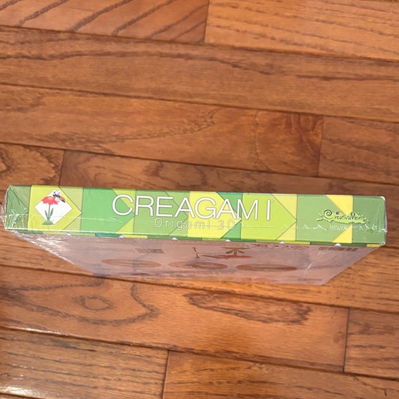 Bee Origami Set - 3D Modular Paper Sculpture Kit - Picture 3 of 4